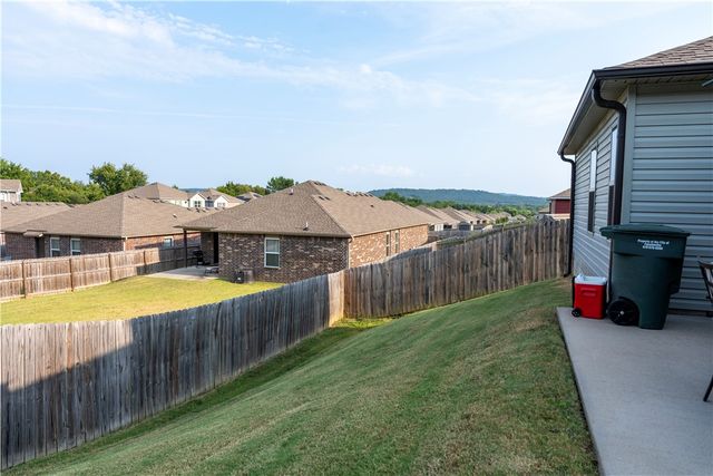 734 Jaybird Lane, Fayetteville, AR 72701