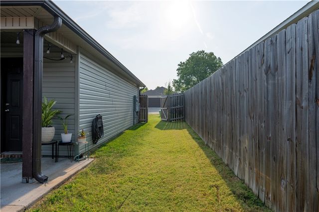 734 Jaybird Lane, Fayetteville, AR 72701