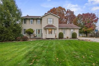 955 Nantucket Dr, Hermitage, PA 16148