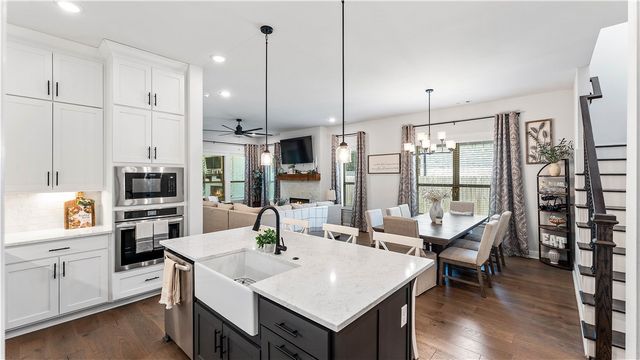 2823 N Whistle Post Drive, Fayetteville, AR 72704