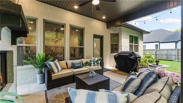 2823 N Whistle Post Drive, Fayetteville, AR 72704