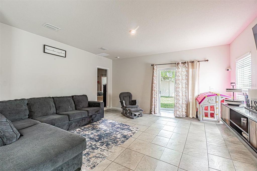 Image 7 of property listing at 35045 JOMAR AVENUE, Zephyrhills, FL 33541