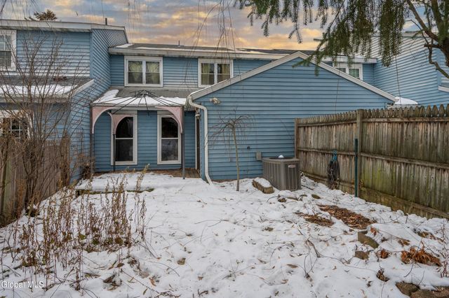 7 Fox Hollow Square, Cohoes, NY 12047