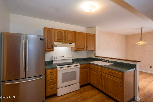 7 Fox Hollow Square, Cohoes, NY 12047