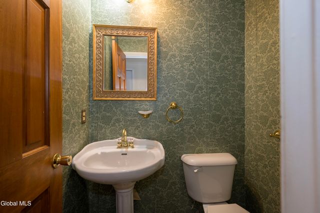 7 Fox Hollow Square, Cohoes, NY 12047