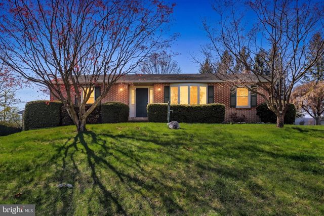 8 DOGWOOD DR, Mt Holly Springs, PA 17065
