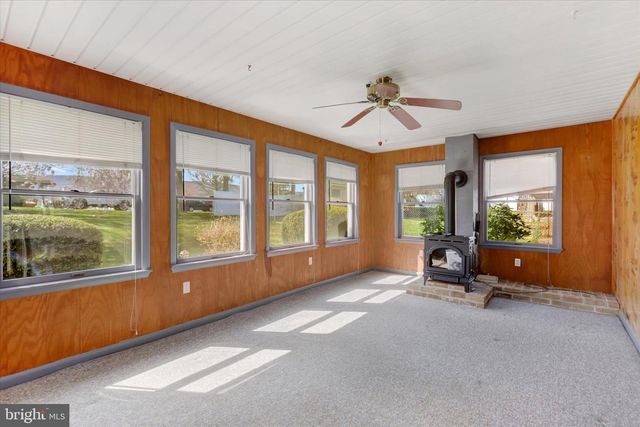 8 DOGWOOD DR, Mt Holly Springs, PA 17065