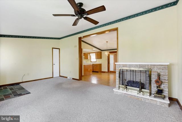 8 DOGWOOD DR, Mt Holly Springs, PA 17065