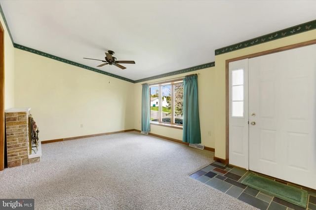 8 DOGWOOD DR, Mt Holly Springs, PA 17065