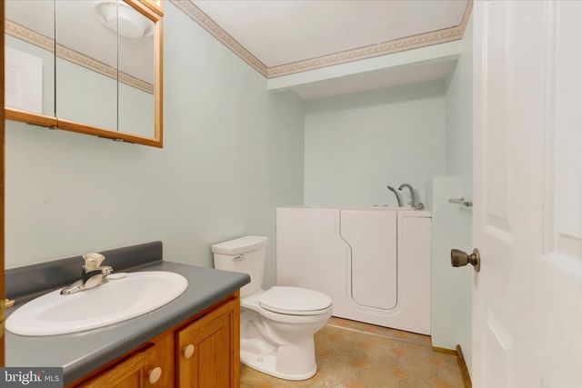 8 DOGWOOD DR, Mt Holly Springs, PA 17065