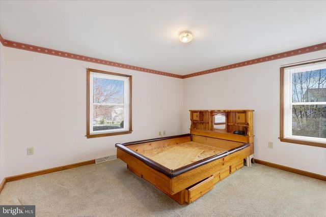 8 DOGWOOD DR, Mt Holly Springs, PA 17065