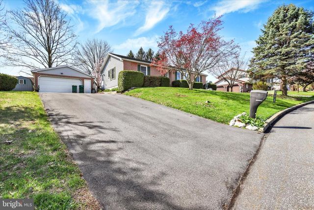 8 DOGWOOD DR, Mt Holly Springs, PA 17065
