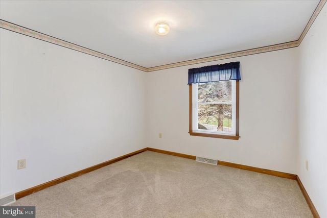 8 DOGWOOD DR, Mt Holly Springs, PA 17065
