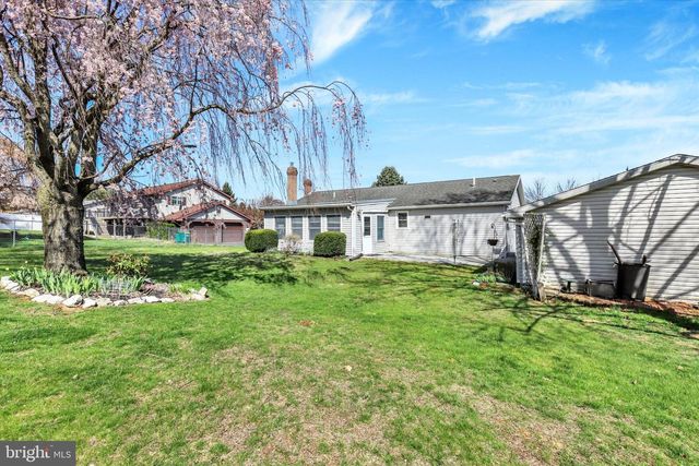 8 DOGWOOD DR, Mt Holly Springs, PA 17065