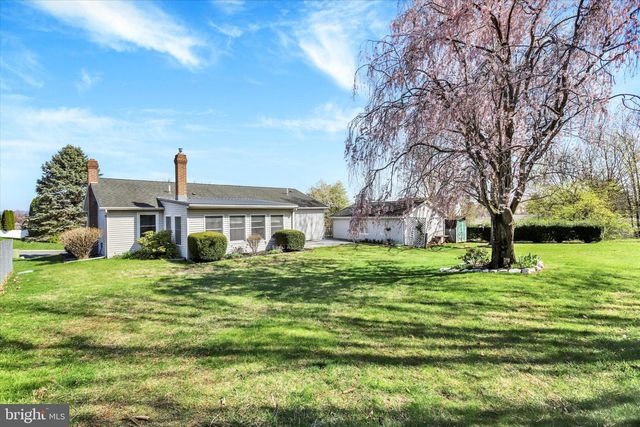 8 DOGWOOD DR, Mt Holly Springs, PA 17065