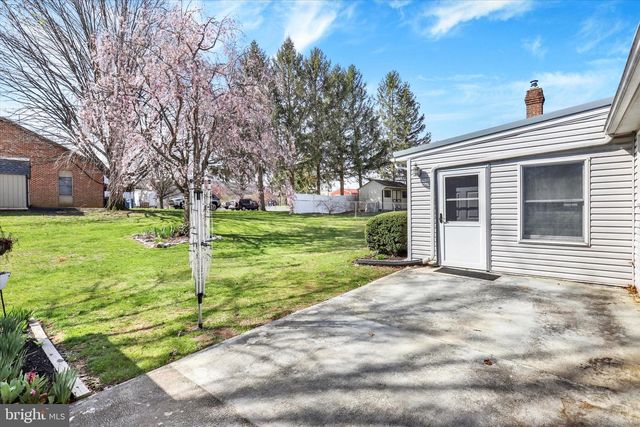 8 DOGWOOD DR, Mt Holly Springs, PA 17065