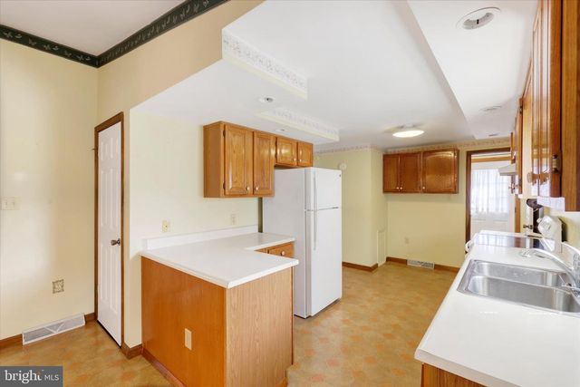 8 DOGWOOD DR, Mt Holly Springs, PA 17065