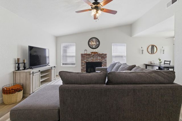 4202 Deaton Dr, Olivehurst, CA 95961