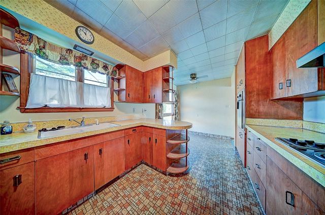 2106 42nd Street NE, Cedar Rapids, IA 52402