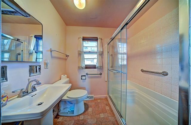 2106 42nd Street NE, Cedar Rapids, IA 52402