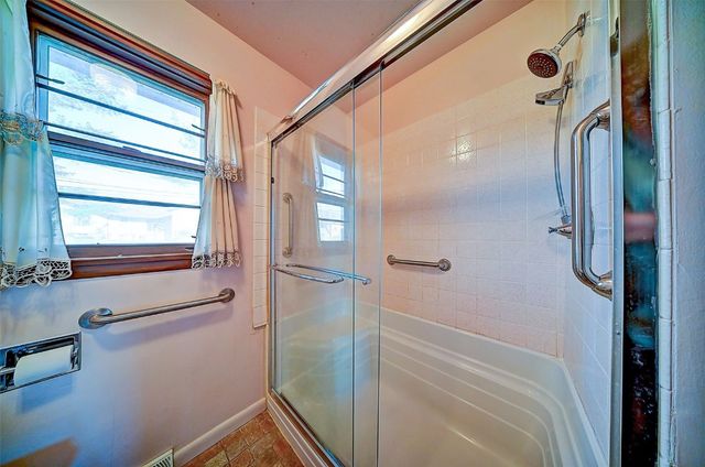 2106 42nd Street NE, Cedar Rapids, IA 52402