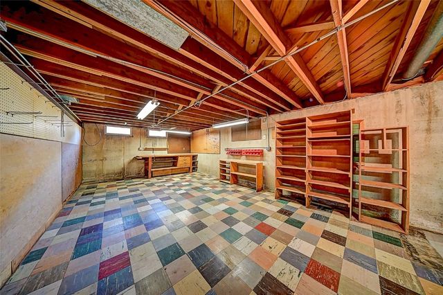 2106 42nd Street NE, Cedar Rapids, IA 52402