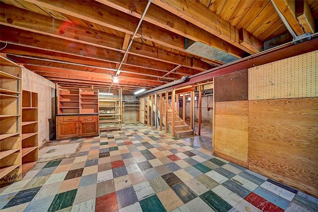 2106 42nd Street NE, Cedar Rapids, IA 52402