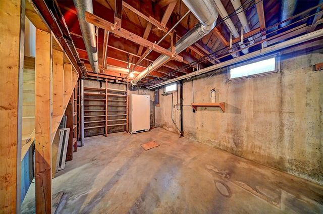 2106 42nd Street NE, Cedar Rapids, IA 52402