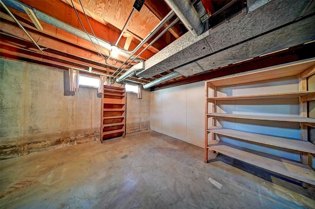 2106 42nd Street NE, Cedar Rapids, IA 52402