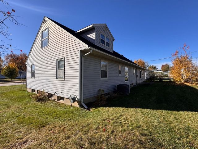 2106 42nd Street NE, Cedar Rapids, IA 52402