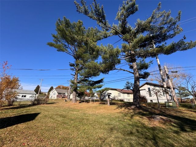 2106 42nd Street NE, Cedar Rapids, IA 52402