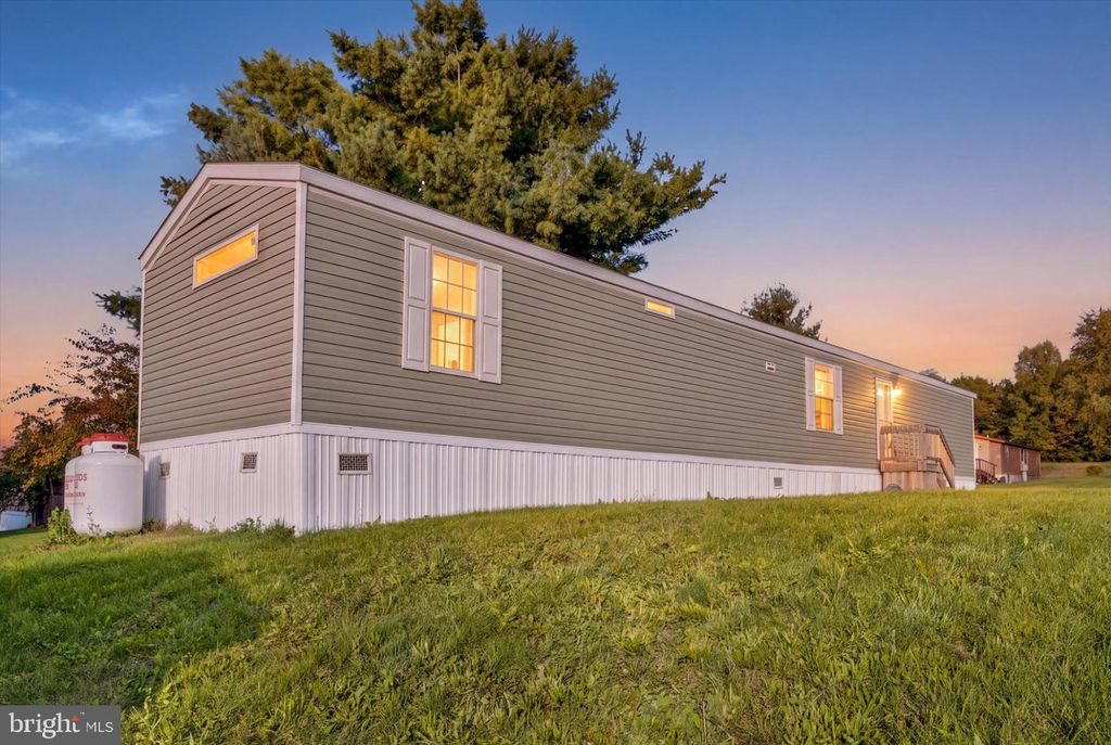 Image 2 of property listing at 33 DALLAS DR, Grantville, PA 17028