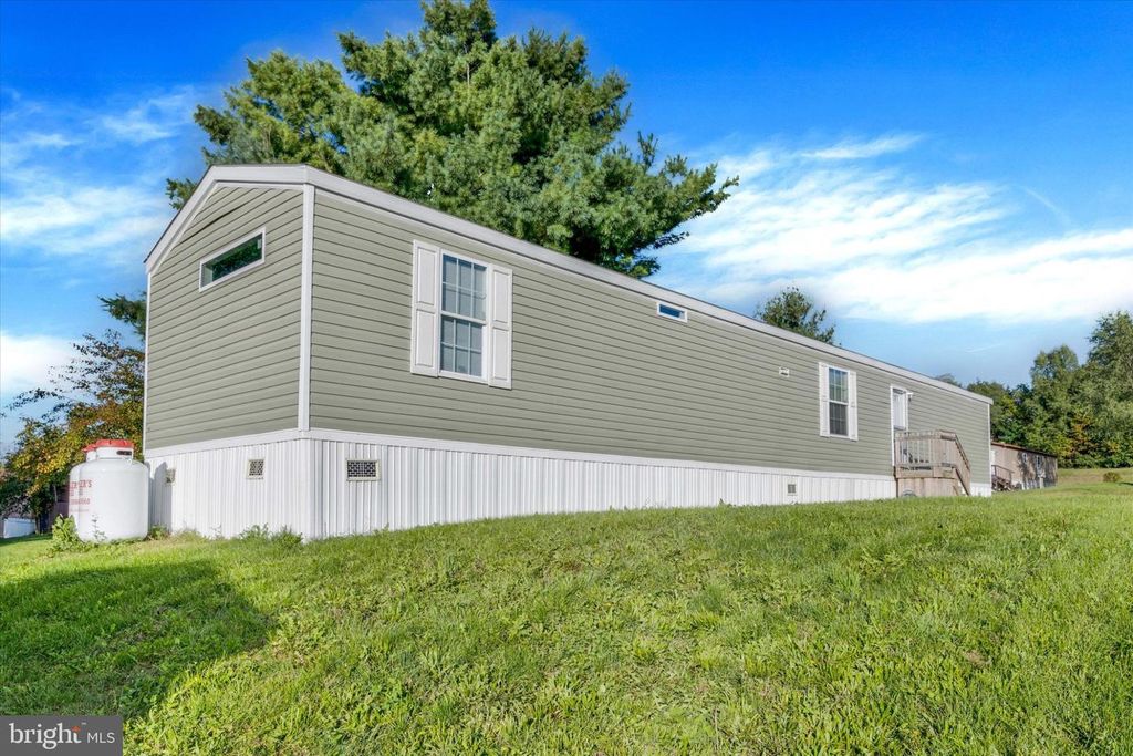 Image 3 of property listing at 33 DALLAS DR, Grantville, PA 17028