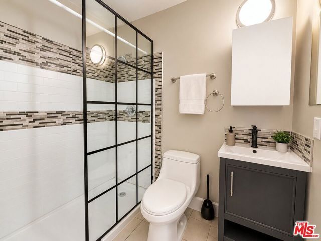 1212 W 37th Drive 2, Los Angeles, CA 90007