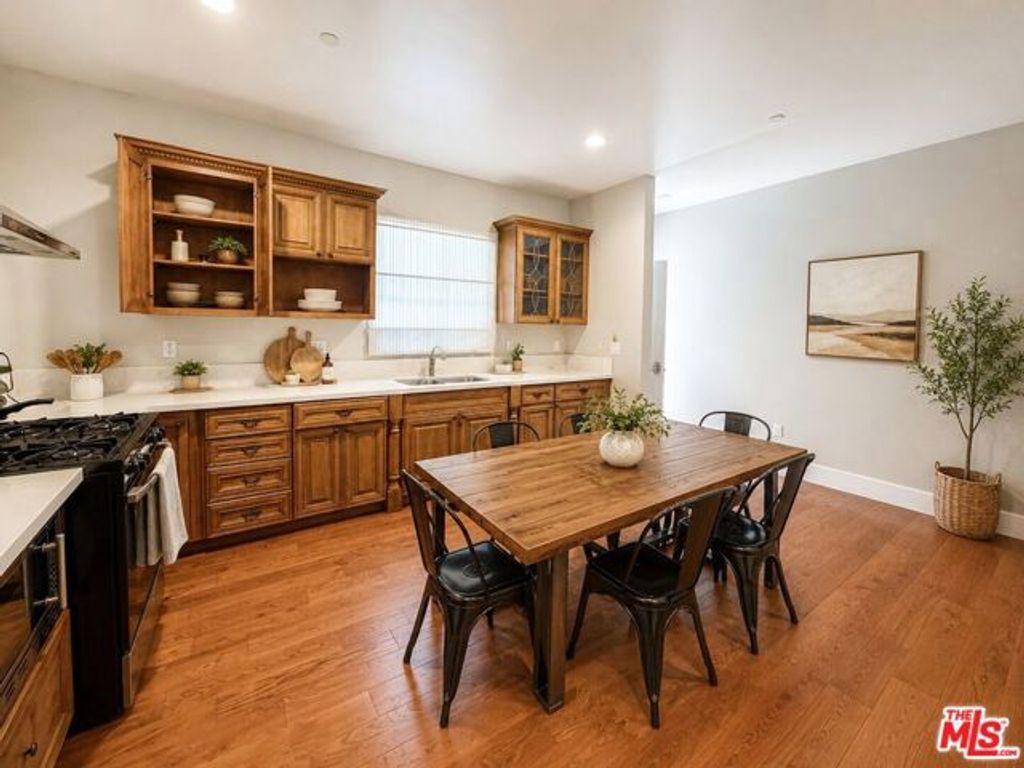 1212 W 37th Drive 2, Los Angeles, CA 90007