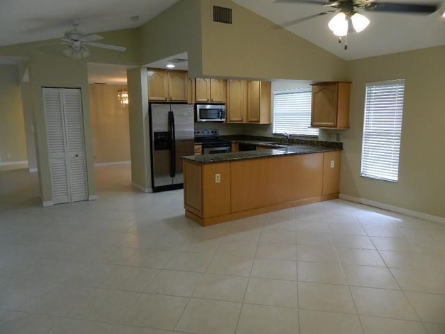 4002 NW 73rd Avenue, Coral Springs, FL 33065