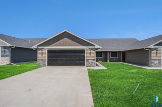 1112 11th St NE, Madison, SD 57042