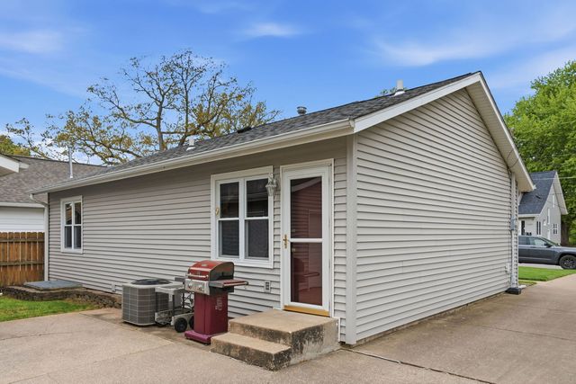 1160 32nd Street, Moline, IL 61265