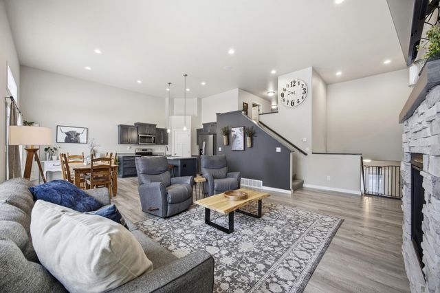 413 Hampton Drive W, Moorhead, MN 56560