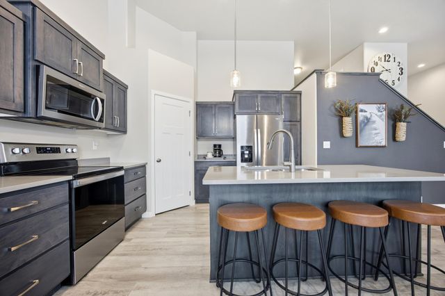 413 Hampton Drive W, Moorhead, MN 56560