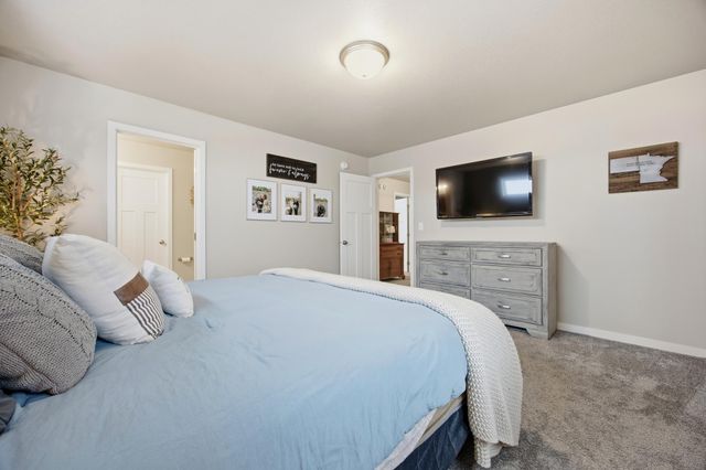 413 Hampton Drive W, Moorhead, MN 56560