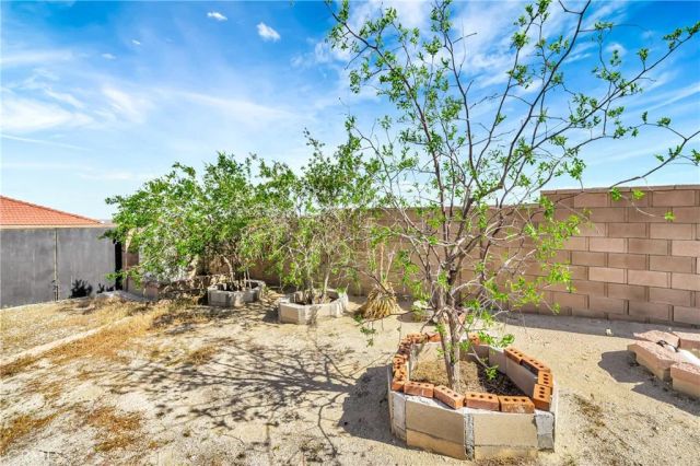 16092 Knoll Drive, California City, CA 93505