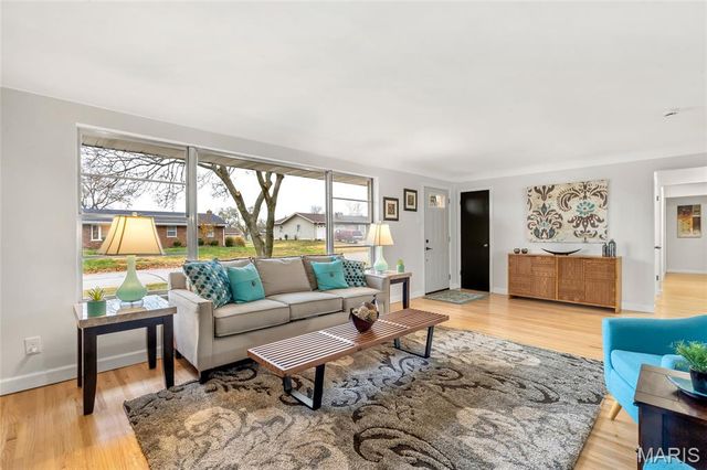 11 Hazelwood Lane, Hazelwood, MO 63042