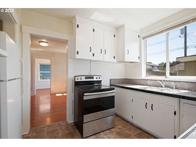 608 16TH Ave, Longview, WA 98632