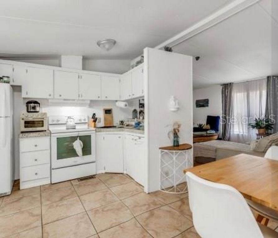 Image 5 of property listing at 1108 AVENUE I, Ormond Beach, FL 32174