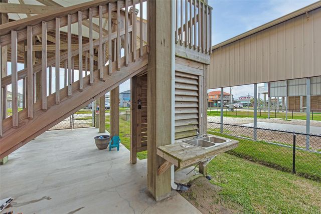 858 S East Road, Crystal Beach, TX 77650