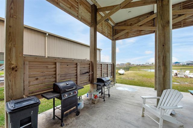 858 S East Road, Crystal Beach, TX 77650