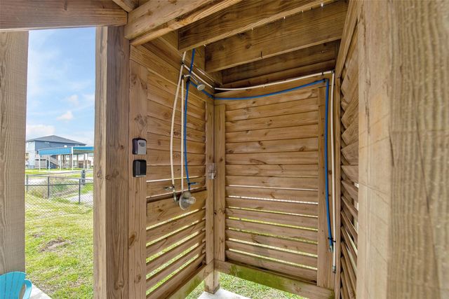 858 S East Road, Crystal Beach, TX 77650