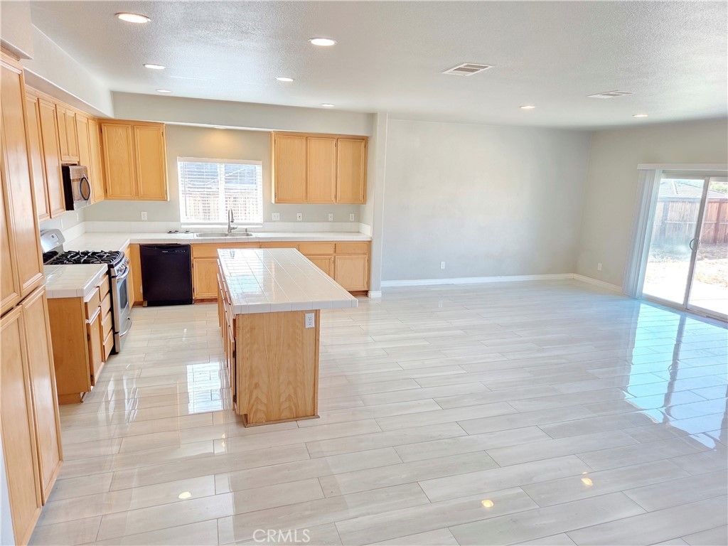 Image 15 of property listing at 15338 Baxter Street, Victorville, CA 92394