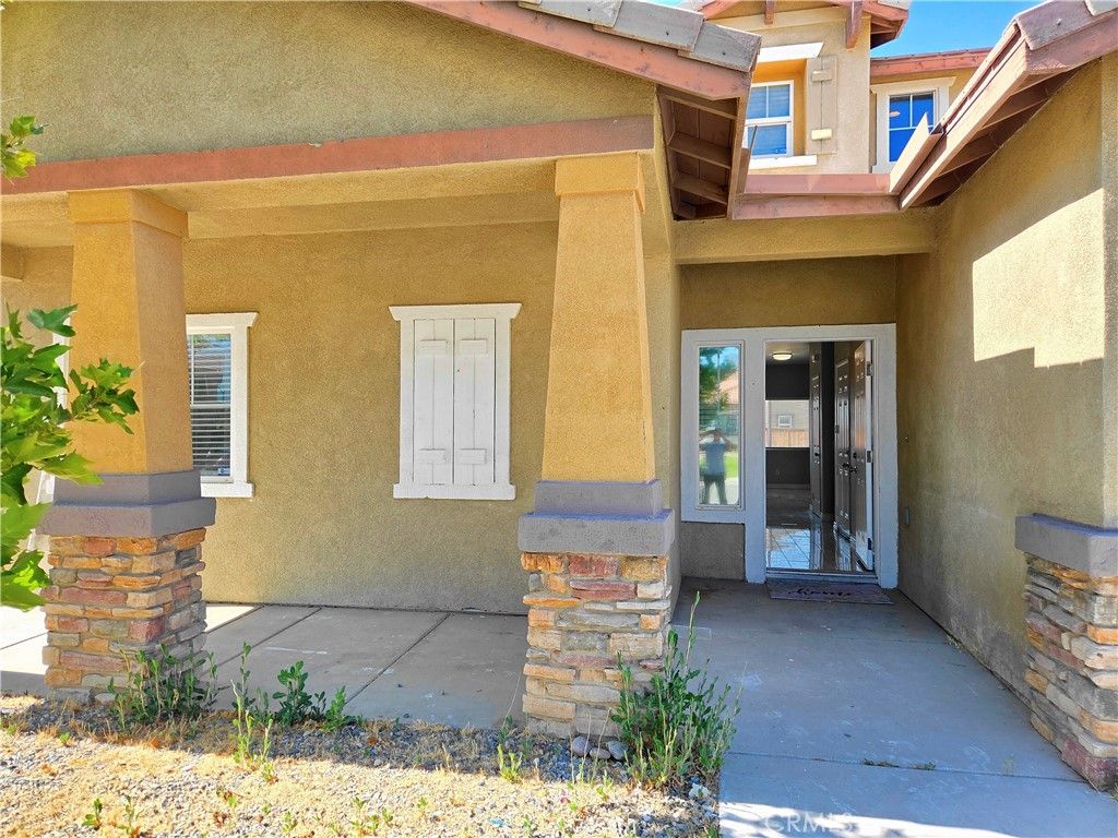 Image 3 of property listing at 15338 Baxter Street, Victorville, CA 92394